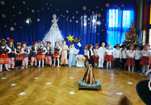 Przedszkolaki podczas śpiewania piosenki, ubrane w strojach krakowskich oraz góralskich.